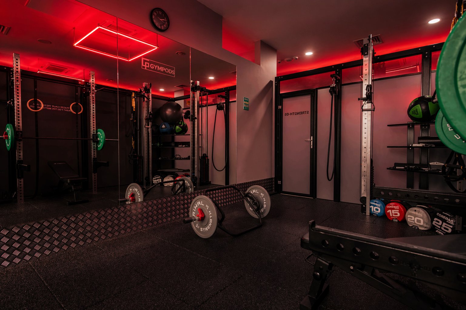 Interior BoxGym — pesos e racks